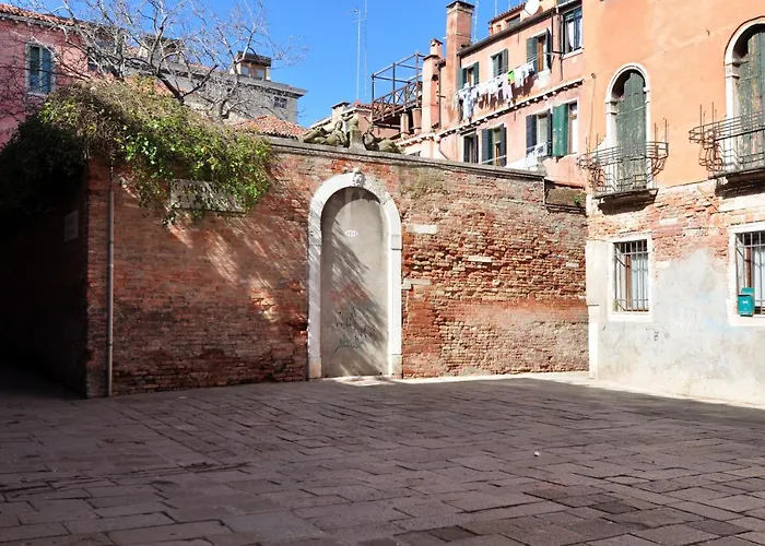 Cozy Apartment Near Rialto Bridge/ St.Mark Square